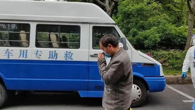 2. 4月29日，上海有人骑车从浦东到虹桥火车站金杰从事社会救助工作4年多，今年3月以来，随着疫情日趋严峻，他和同事在街面巡查中发现各种社会面滞留人员开始多了起来