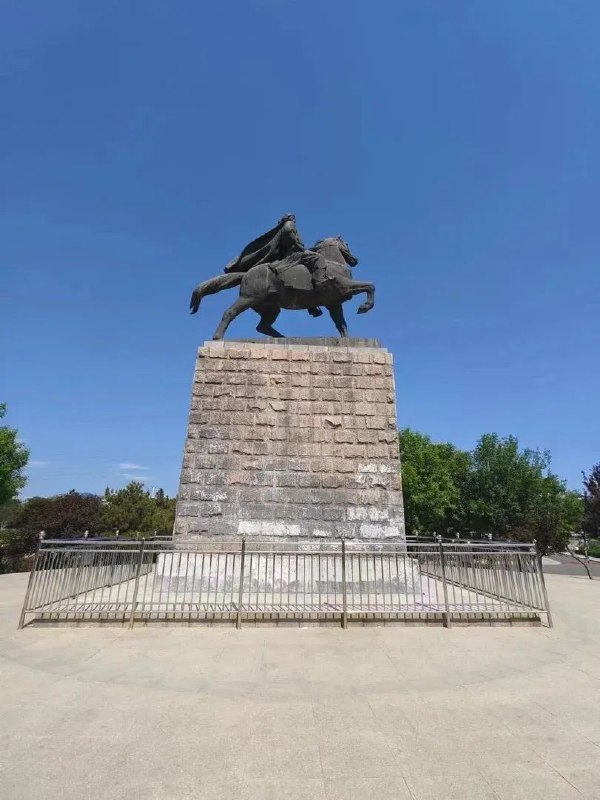 » 1. 北京昌平李自成像将搬迁移回陕西老家近日，位于昌平区西关环岛的李自成雕像启动搬迁，引起了市民广泛关注