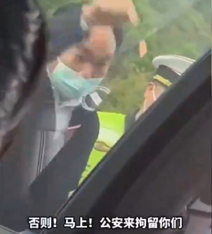 » 4、重庆一副区长粗暴劝返外地车辆，当地回应称已做检讨11月15日，重庆开州区副区长李先凯被指劝返外地车辆时态度粗暴