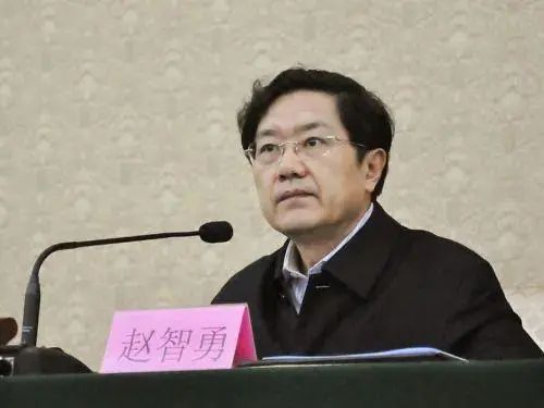 » 2. 江西省委原秘书长赵智勇降为科员一年后退休 又过了8年被查江西省人民政府驻北京办事处原科员赵智勇（省委原常委、秘书长）涉嫌严重违法，目前正接受江西省监委监察调查