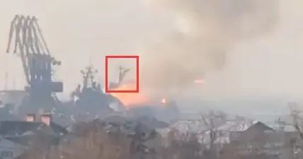 10. 俄罗斯损失一艘大型登陆舰当地时间今天早上，乌克兰武装部队官方账号在社交媒体上发布了一则视频，视频显示濒临亚速海的别尔江斯克港内码头上有一艘大型船只起火爆炸，有巨大的火球从船上升起