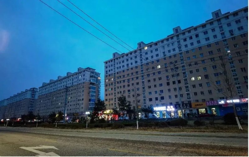 » 2、山东威海乳山部分海景房每平米已跌破千元 被称“海边鹤岗”山东威海乳山因超低房价被称为“海边鹤岗”，据悉，乳山有“小区200个，房子10万套”，目前，有的公寓一平米只有几百元，买房者几乎都是外地人