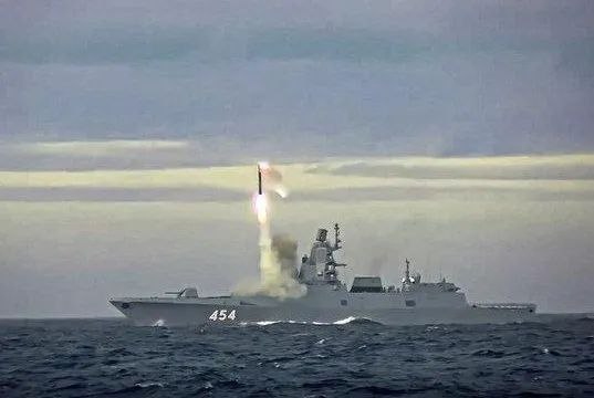» 6. 乌克兰确认俄罗斯使用锆石导弹参考消息网2月13日报道，基辅一家研究机构的负责人表示，俄罗斯上周使用“锆石”高超音速导弹袭击基辅，这是俄军在这场持续近两年的冲突中首次使用这种导弹，对乌克兰的防空系统构成新的挑战