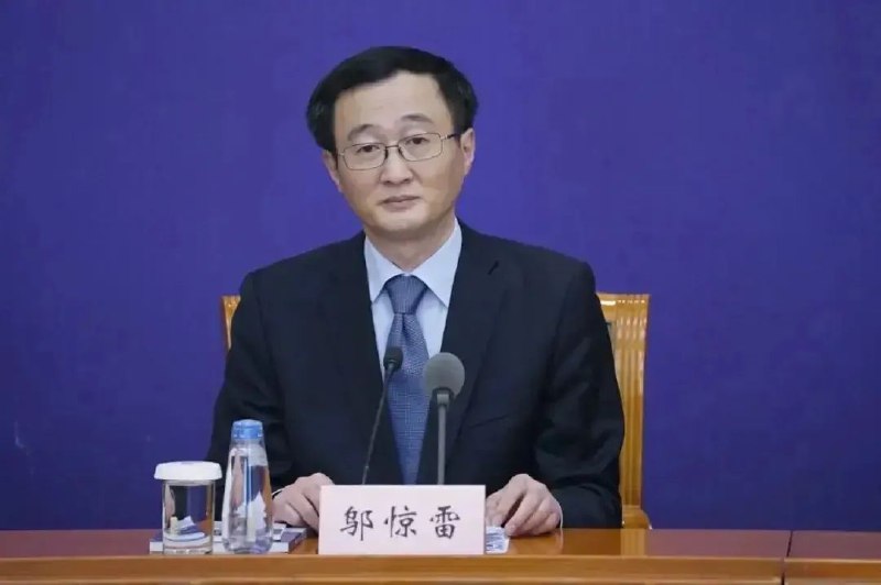 1. 上海卫健委主任头痛住院经济观察报记者获悉，上海市卫健委主任邬惊雷4月19日下午被复旦大学附属中山医院收治入院，被诊断为血管性头痛，现年60岁的邬惊雷目前正在接受治疗