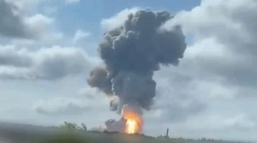 » 8、俄罗斯梁赞州火药工厂爆炸 已死20人当地时间18日，当地紧急情况部门通报称，俄罗斯梁赞州工厂火药车间爆炸事故已造成20人死亡，另有134人受伤