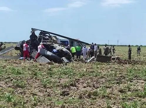 13. 墨西哥一架黑鹰军用直升机坠毁 致14人死亡15日，一架墨西哥海军的黑鹰直升机在该国北部锡那罗亚州坠毁，当时机上共有15人，其中14人死亡，1人已经送医救治