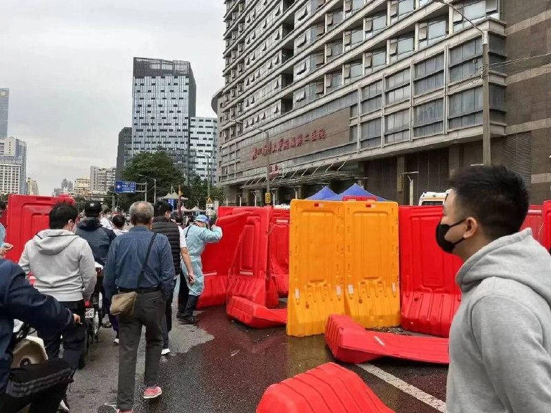 » 1. 广州宣布解除临时管控区 两城区社会面核酸点全暂停11月30日下午，广州多区宣布调整疫情防控措施，其中荔湾、番禺区宣布即时解除所有疫情防控临时管控区，按低风险区管理；天河区即时解除员村街道、长兴街道、棠下街道、珠吉街道四条街道的临时管控措施；从化区解除江埔街等3条街道、3个镇和明珠工业园的临时管控区