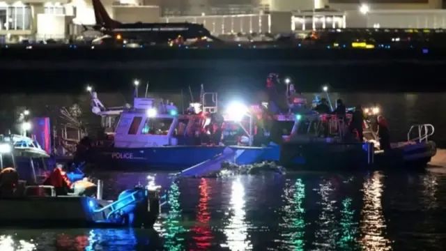 » 3. 美国军用直升机在华盛顿撞毁客机  客机搭载64人 直升机搭载3人29日晚，美国航空公司AA5342航班在接近华盛顿里根国家机场33号跑道时，与一架美军“黑鹰”直升机相撞，两机均坠入里根国家机场附近的波托马克河中