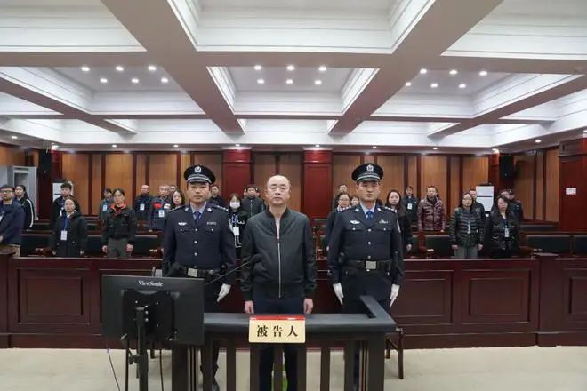 » 4. 茅台原董事长高卫东受贿判无期徒刑2月2日，贵州高院消息，贵州省六盘水市中级人民法院一审公开宣判贵州省煤田地质局原党委委员、局长高卫东受贿一案，对被告人高卫东以受贿罪判处无期徒刑，剥夺政治权利终身，并处没收个人全部财产；对高卫东受贿所得及其孳息依法予以追缴，上缴国库