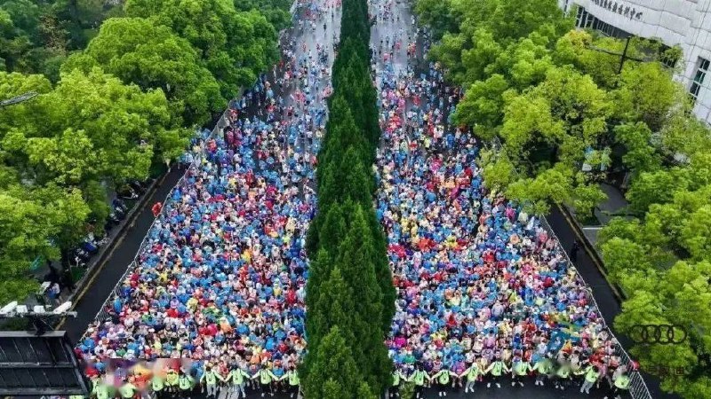 » 12. 杭州马拉松，3.5万人西湖沿途开跑 11月20日，2022杭州马拉松开跑，运动员和马拉松运动爱好者跑经西湖