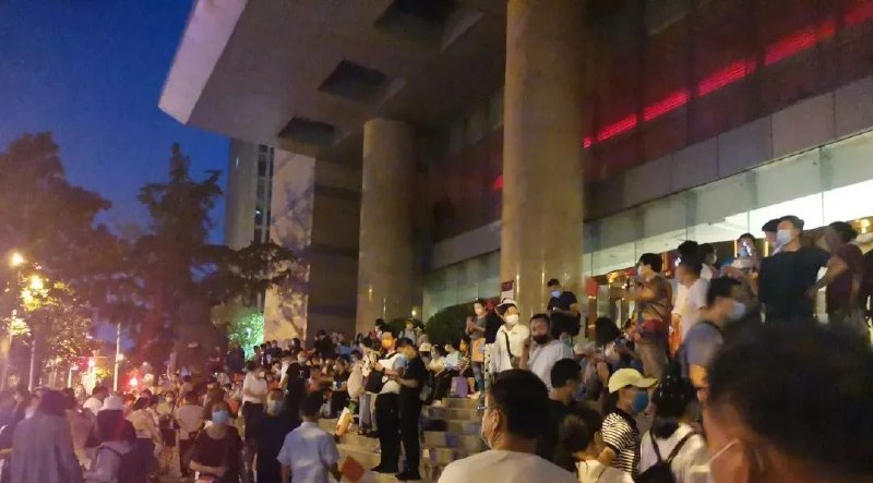 3. 河南村镇银行的危机，是怎么从“村镇”波及全国的？昨日，数千名来自全国各地的银行储户，在中国人民银行郑州分行外维权抗议，后与警方和不明人士发生冲突，部分储户受伤