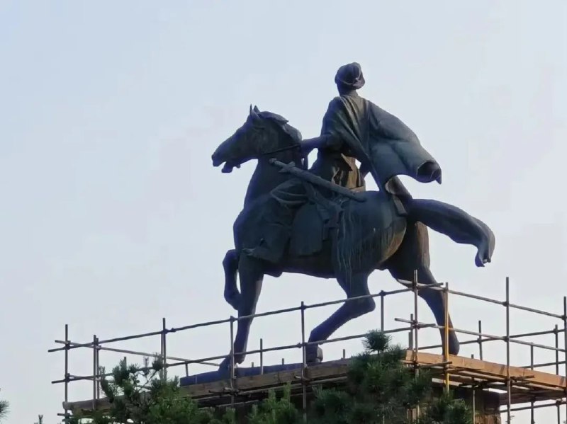 » 1. 北京昌平李自成像将搬迁移回陕西老家近日，位于昌平区西关环岛的李自成雕像启动搬迁，引起了市民广泛关注