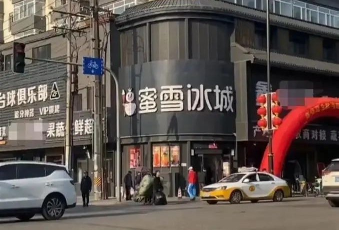 » 15. 沈阳一“景观路”招牌全是“黑底白字”，官方回应：设计定位“新中式”风格4月27日，沈阳市大东区委宣传部发布通报称，商铺牌匾设计定位在“新中式”风格，采用中国水墨画的黑白灰为底色，辅以金黄、砖红等提亮颜色