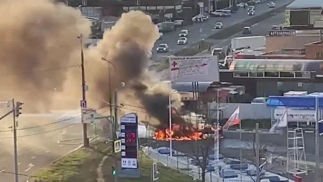 » 11、俄罗斯一机场发生爆炸 已造成3人死亡俄罗斯紧急情况部门一名工作人员向该媒体表示，一辆运油车在俄罗斯梁赞州一个机场发生爆炸，据初步统计，已造成3人死亡