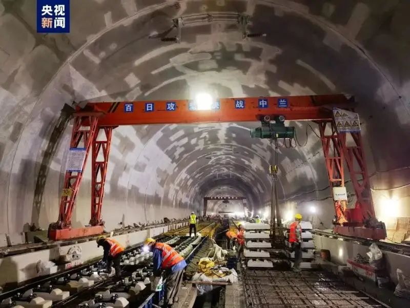 10. 银川到兰州高铁 17.763公里隧道贯通6日，新建银兰高铁中卫至兰州段全线最长隧道——香山隧道实现贯通，这是银兰高铁中兰段最后一座贯通的隧道，也是西北地区在建客运专线第一长大隧道