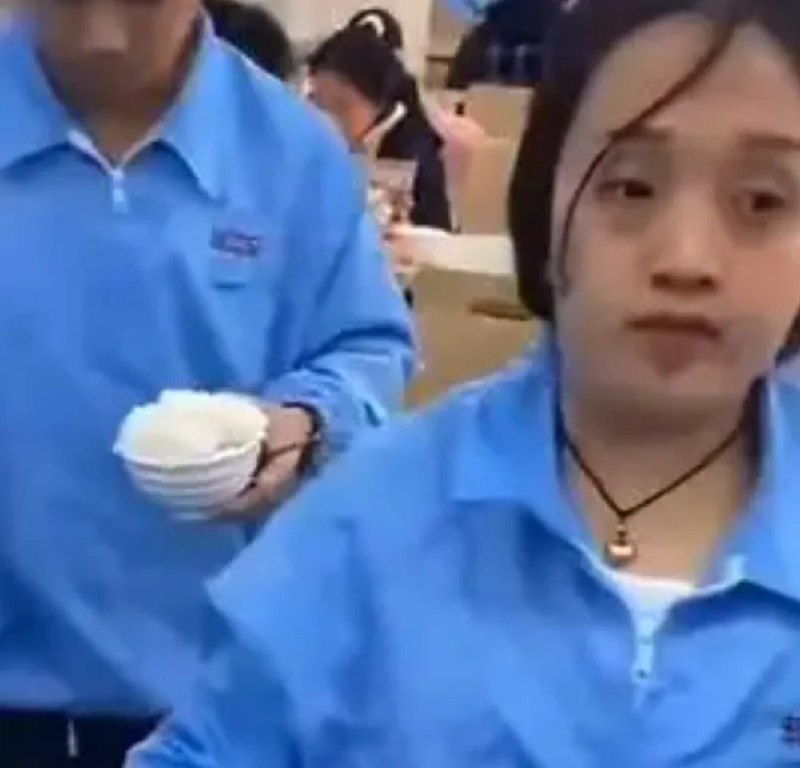 » 3、 工厂方：“黑眼圈女工”系正常辞工近日，网上一段工厂午餐视频在网络上引发关注