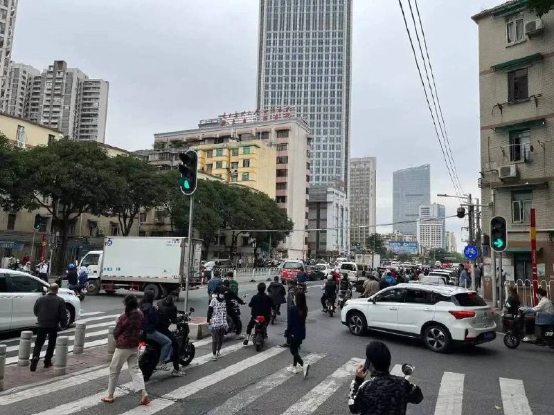 » 1. 广州宣布解除临时管控区 两城区社会面核酸点全暂停11月30日下午，广州多区宣布调整疫情防控措施，其中荔湾、番禺区宣布即时解除所有疫情防控临时管控区，按低风险区管理；天河区即时解除员村街道、长兴街道、棠下街道、珠吉街道四条街道的临时管控措施；从化区解除江埔街等3条街道、3个镇和明珠工业园的临时管控区