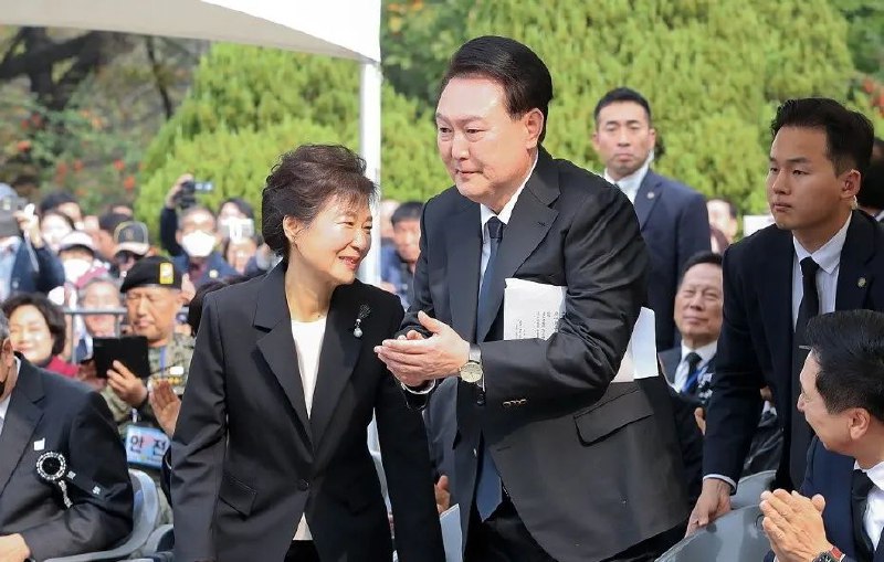 » 15. 尹锡悦与朴槿惠出席朴正熙悼念仪式，在任总统出席系首次韩国总统尹锡悦26日出席在国立首尔显忠院举行的前总统朴正熙逝世44周年祭悼念仪式