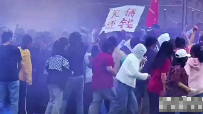 » 9.云南楚雄一高校学生举“欠债还钱”牌子假扮讨薪？当地回应近日，云南楚雄师范学院军训汇报中，身着迷彩服的学生和举牌“欠债还钱”的学生，被指扮演“讨薪农民工”和“武警”激烈对抗，引发广泛关注