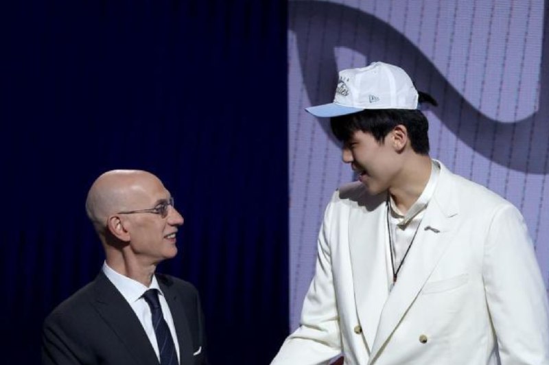 » 6、被开拓者选中，杨瀚森成NBA中国球员第9人北京时间6月26日上午，在美国布鲁克林篮网主场巴克莱中心举行的2025NBA选秀大会传来好消息：中国球员杨瀚森在他20岁这一天，在首轮第16顺位被开拓者选中，成为继王治郅、姚明、巴特尔、易建联、孙悦、周琦、崔永熙之后第8位登陆NBA的中国球员，他也成为第一位加盟NBA的山东籍球员