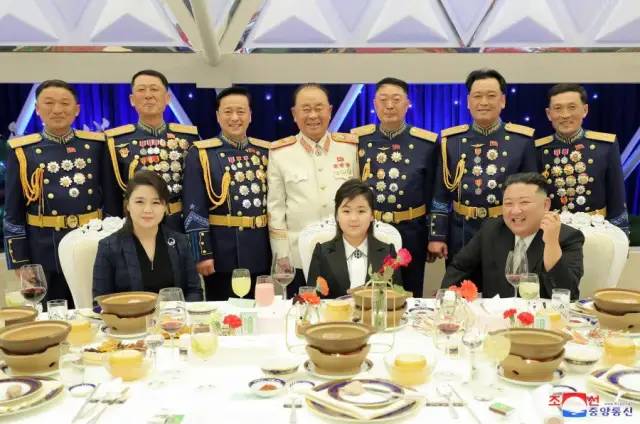 » 13、金正恩偕女儿访问朝鲜人民军将领宿舍，父女一同出席纪念宴会» 13、金正恩偕女儿访问朝鲜人民军将领宿舍，父女一同出席纪念宴会