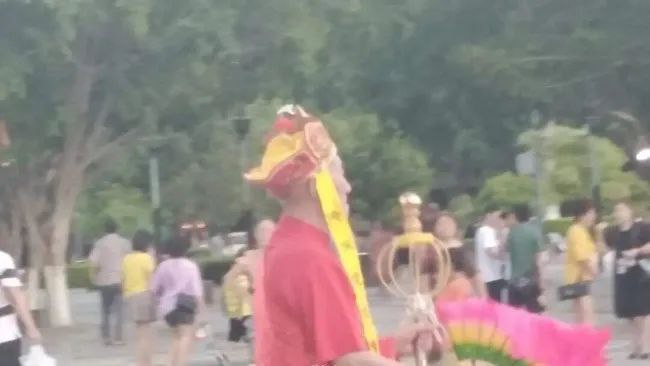 16. “唐僧跳广场舞”被游客投诉，官方：视频全下架，禁损名著人物形象据人民网“领导留言板”3月15日消息，针对网民关于“在金昌旅游看到市政府对面广场舞团一味消遣经典文化，装扮成西游记中唐三藏等形象跳舞”的投诉，甘肃金昌市委督查室15日回复称，该广场舞团名为“西游组合”，日常拍摄一些抖音短视频，其中55条涉及穿着唐僧、孙悟空、猪八戒等形象服装跳广场舞视频，已约谈当事人，责令杜绝低俗，不得做有损古典名著中人物形象的行为， 现抖音相关视频内容已全部下架