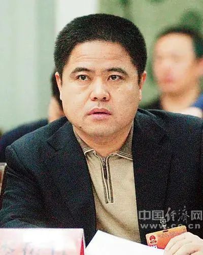 » 6. 人民法院报：曾查封鸡西市原副市长房产1021处  出逃举报书记近日，《人民法院报》用1.5版刊发了牡丹江中院关于黑龙江省鸡西市原副市长李传良贪腐案的公告
