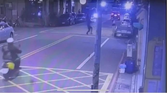 » 12. 台湾桃园黑帮头目当街被枪杀  据台湾《联合报》报道，桃园市桃园区2日下午17时35分许时发生枪击案，55岁黑帮“黑人家族”头目郭信一倒垃圾时身中6枪，送医急救仍伤重死亡