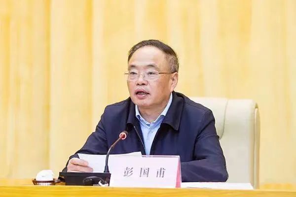 » 1. 湖南人大副主任倒台 罪名包括违规举债7月7日，中央纪委国家监委网站公开消息称，湖南省人大常委会原党组成员、副主任彭国甫严重违纪违法被开除党籍和公职