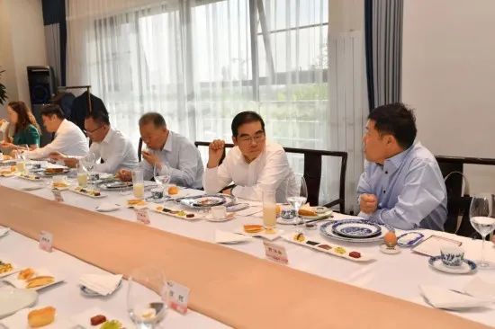 » 人民网：一场特殊的“早餐会”这是一场特殊的早餐会