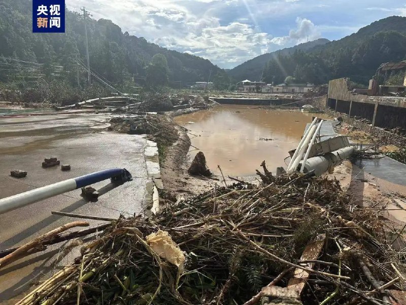 » 5. 广东平远县暴雨已有38人死亡据初步统计，全县受灾人口55388人，房屋倒塌2247间、严重受损3203间，道路塌方4697处，损坏路基路面356公里，公路中断82处，桥梁受损111座，通信基站中断107个，通信线路受毁中断651公里...预计直接经济损失约58.5亿元