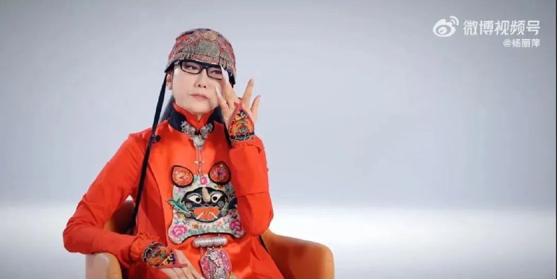 16. 19年演7000多场，《云南映象》突然停演，杨丽萍宣布解散团队整整两年啊，两年多吧，我们一直在坚守，不想放弃…….这次的疫情真的是太残酷了，太残酷了，没有了舞台，我们真的没有办法继续生存下去了”，杨丽萍语声哽咽，这次，她难以抑制自己的泪水