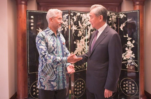» 5. 王毅会见印度外长 双方同意启动金砖国家扩员7月14日，中央外办主任王毅在雅加达应约会见印度外长苏杰生