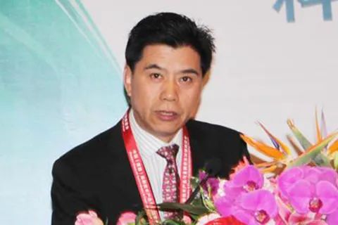 2. 光大银行原副行长张华宇被开除党籍：“提前筑巢”“逃逸式辞职”……严重违反组织纪律，利用职权违规安排儿子、女婿、弟弟等亲属及关系人子女数十人到光大系统工作，为多人在职务晋升、工作调动等方面谋取利益，损害光大系统政治生态；严重违反廉洁纪律，利用职务便利，为特定关系人谋取利益，违规从事营利活动，违规持有非上市公司股份，违规参与民间借贷……张华宇……生活腐化堕落，追求低级趣味；在职时为有关企业谋取利益，退休前夕辞职，辞职后在与原任职务有业务关联的企业领高薪，是“提前筑巢”“逃逸式辞职”腐败的典型，是权力与资本相互勾连、疯狂逐利的典型，亦是由风及腐、风腐一体、甘于被围猎的典型