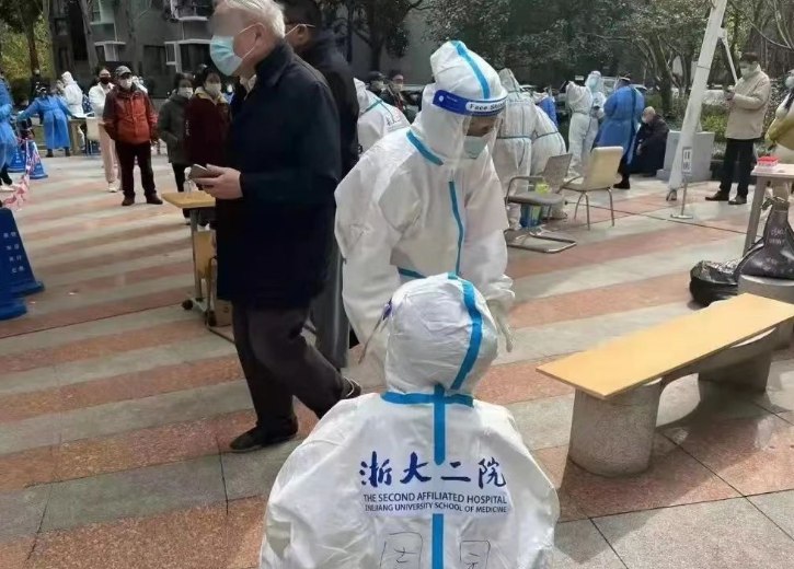 1. 浙江江苏两省2000余人检测队伍已抵达上海支援28日，浙江、江苏两省分别派出1500人、500人检测队伍抵达上海浦东