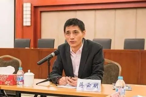 1. 招行原行长田惠宇大学室友蒋云明同日被查 曾任兴业银行监事长在招商银行原行长田惠宇“官宣”被查四个小时之后，又一位头部股份行原先的风云人物——兴业银行原监事长蒋云明也被查