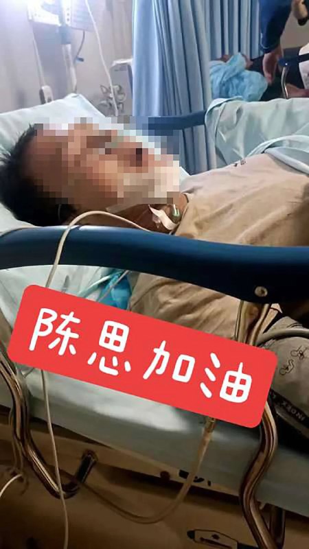 » 1. 号称三年挣百万的外卖骑手遇车祸骨折近日，有网友在社交媒体上发布短视频称，此前因“3年挣102万”受关注的外卖骑手陈思发生车祸入院