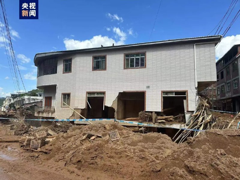 » 5. 广东平远县暴雨已有38人死亡据初步统计，全县受灾人口55388人，房屋倒塌2247间、严重受损3203间，道路塌方4697处，损坏路基路面356公里，公路中断82处，桥梁受损111座，通信基站中断107个，通信线路受毁中断651公里...预计直接经济损失约58.5亿元