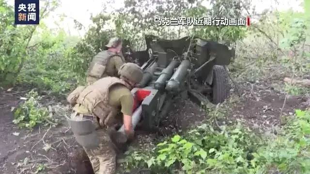 » 3. 克里米亚刻赤大桥发生爆炸  为俄军重要补给通道当地时间8日清晨，在横跨刻赤海峡的克里米亚大桥铁路上，一节装有燃料的火车油罐车厢发生爆炸，引发火灾，多节货运车厢受损