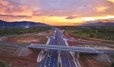 » 8. 柬埔寨第一条高速公路试运营 中国投资金港高速是柬埔寨第一条高速公路，是中柬共建“一带一路”重点项目，由中国路桥工程有限责任公司投资、建设、运营