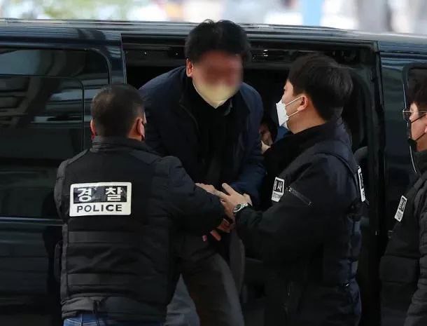 » 14、刺杀李在明刀客：因讨厌李在明而加入其所在政党1月3日，据报道，嫌疑人金某向警方表示，他在朴槿惠执政期间曾多次加入和退出韩国保守党派，去年因“讨厌李在明”加入了其所在的共同民主党，意图了解李在明的日程安排信息
