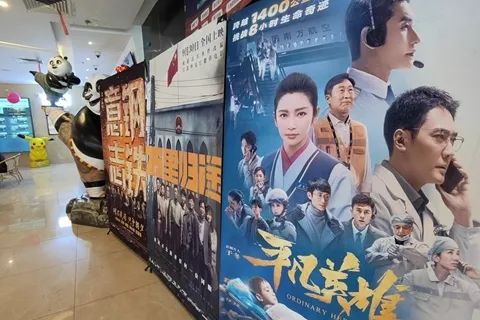 » 14. 国庆旅游收入同比降26% 为2019年同期的44.2%经文化和旅游部数据中心测算，国庆假期，全国国内旅游出游4.22亿人次，同比减少18.2%，按可比口径恢复至2019年同期的60.7%，实现国内旅游收入2872.1亿元，同比减少26.2%，恢复至2019年同期的44.2%