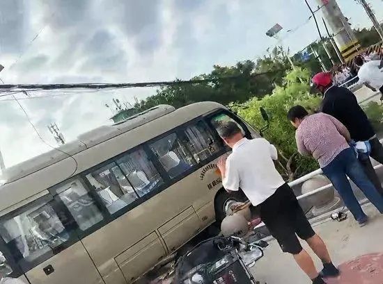 » 3. 山东东平校车冲上人行道，至少11名学生和家长死亡9月3日早晨，山东省泰安市东平县佛山中学附近路上发生一起严重的交通事故，一辆中巴校车撞向学生人群，造成24名学生和家长受伤，目前已致11人不幸身亡