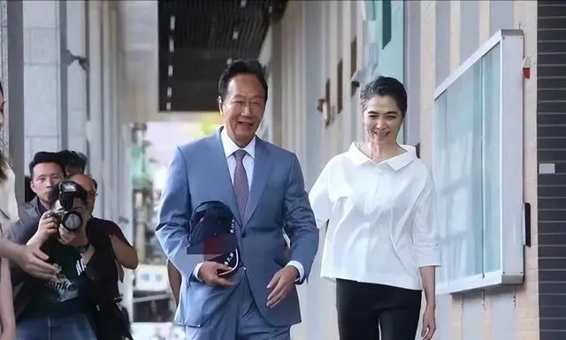 » 13. 郭台铭和赖佩霞送交连署书台湾鸿海集团创办人郭台铭今天下午偕同副手搭档赖佩霞到台北市选委会送交连署书