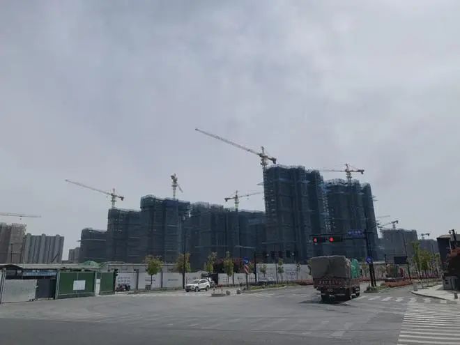 » 1. 蚂蚁集团确认杭州退地 周围房价暴跌200万前些天，杭州蚂蚁集团总部退地消息坐实，关于之江板块“房价大跌”“直降百万无人问津”等传言甚嚣尘上