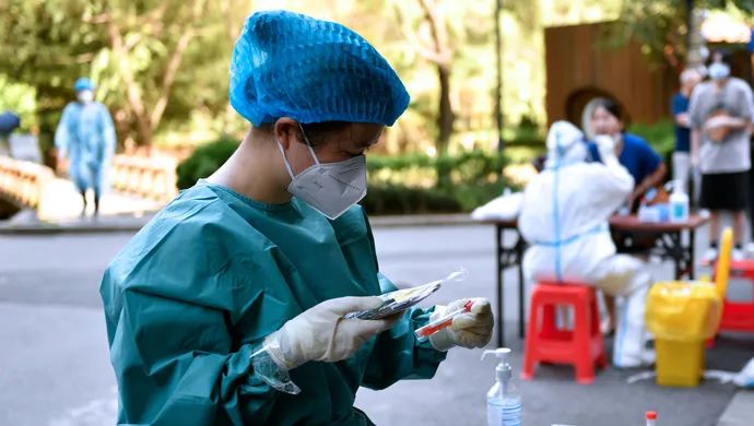 4. 南昌：室外采样人员不再穿防护服，一小时换岗 more…为防止医务人员中暑，南昌市持续改善医务人员工作条件，落实防暑降温措施