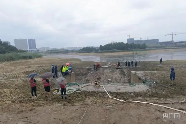 18. 河南汝州抽干湖水捕捉鳄雀鳝 系高危外来入侵物种、网上十几元就能买一条8月24日，在数千万网友的在线围观下，河南平顶山汝州市几乎抽干中央公园湖中的水，但仍未发现“怪鱼”鳄雀鳝的踪迹