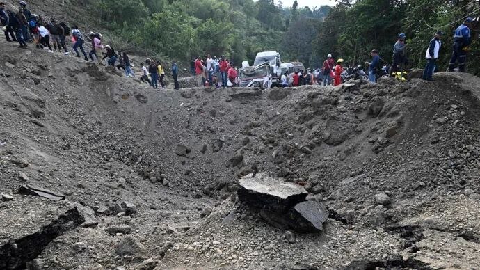 » 8、 向民用客车投放炸弹  疑似哥伦比亚革命武装力量出手央视新闻消息，当地时间25日下午，据哥伦比亚方面消息，该国西部考卡省卡希比奥市发生一起爆炸袭击事件，造成7人死亡、20余人受伤