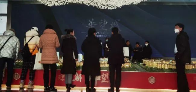 » 2. 雄安新区楼盘开卖 限三类人2月15日上午，在雄安新区明朗北街和渥城北路交汇处的华望城售楼处，看房的人逐渐多了起来，一些在客服前面排队等候登记信息的看房人，因为等不及，自行找销售人员聊了起来，有的则跟随别的看房人听销售人员介绍