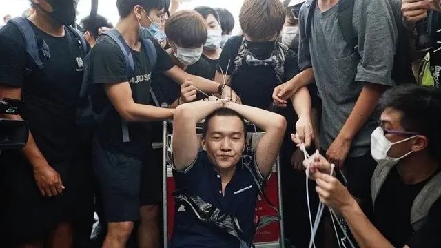 » 14. 付国豪已于去年10月因抑郁症去世11月17日晚间，环球时报原记者付国豪的父亲通过社交网络发布消息：“知名爱国爱港记者付国豪于公元2021年10月25日晚间因病去逝，逝年三十周岁